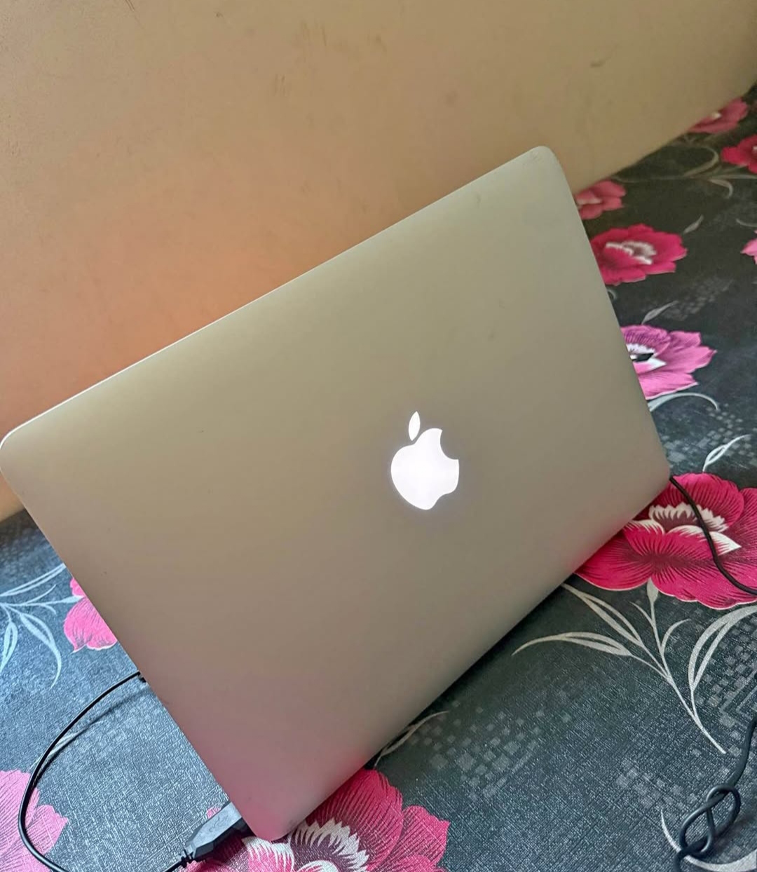 Macbook pro corei5 8Gb ram 512gb room 4 hours battery backup