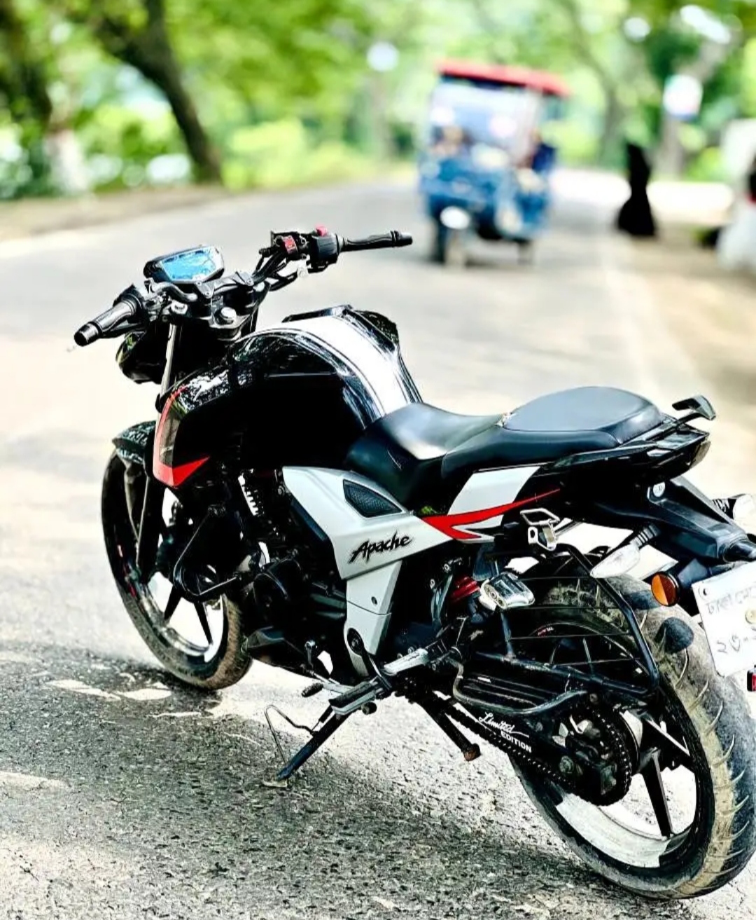 4v black colur dd diks tana bike