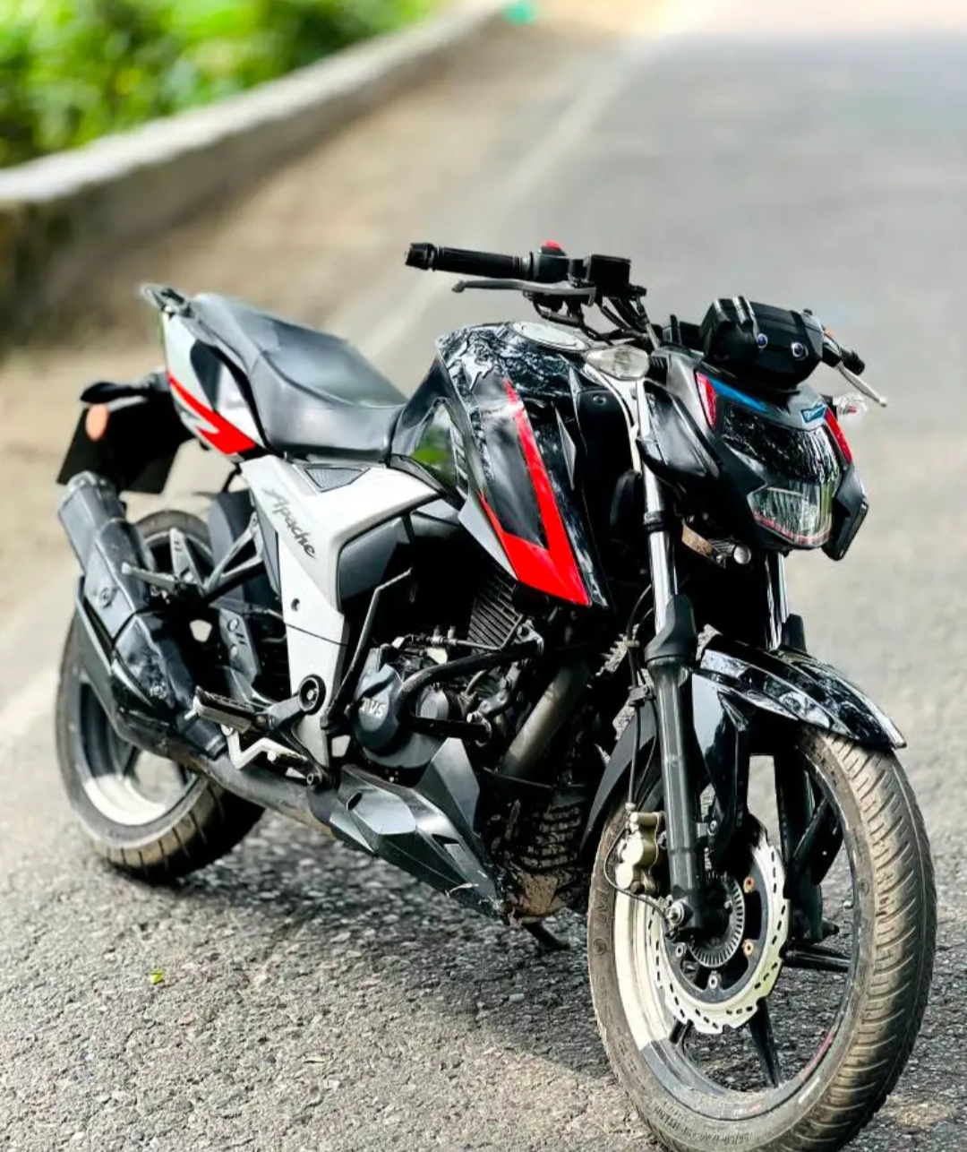 4v black colur dd diks tana bike