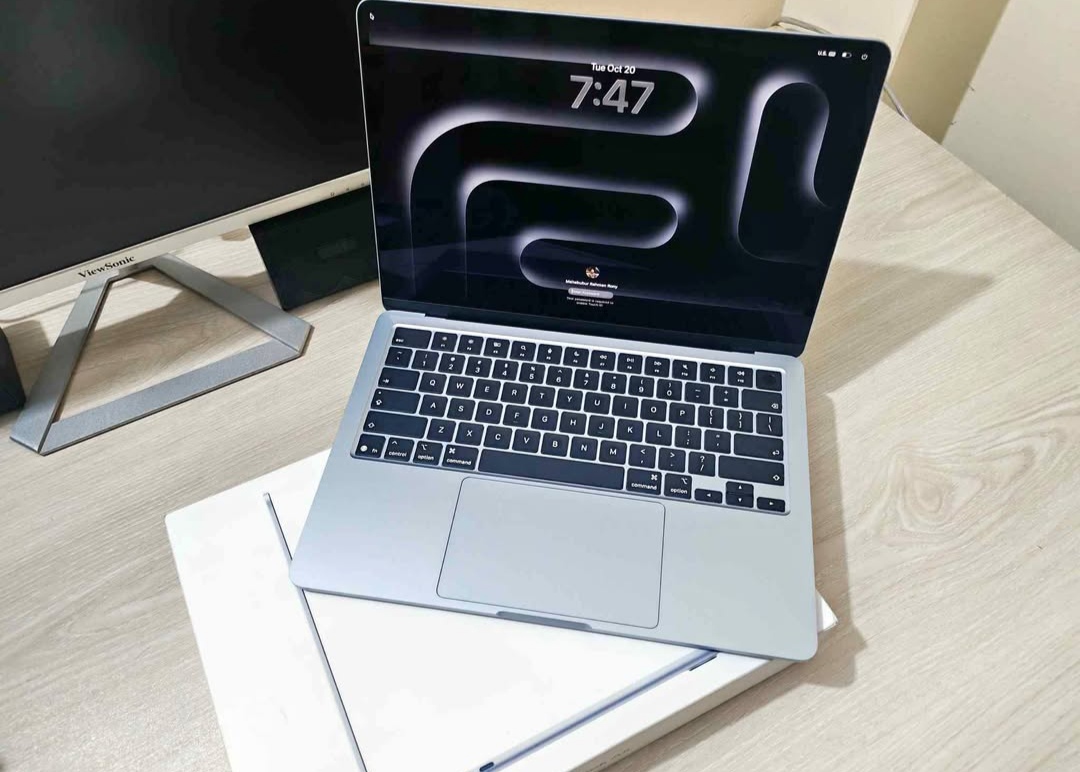 MacBook Air M5 with Apple 7 month Warranty, (16/512)