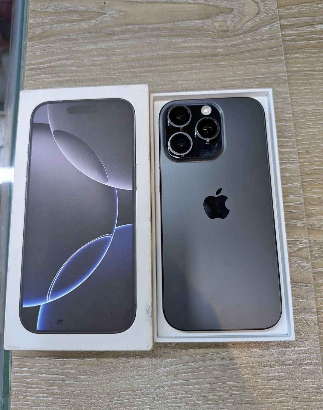 Iphone 16 pro physical sim (256gb)