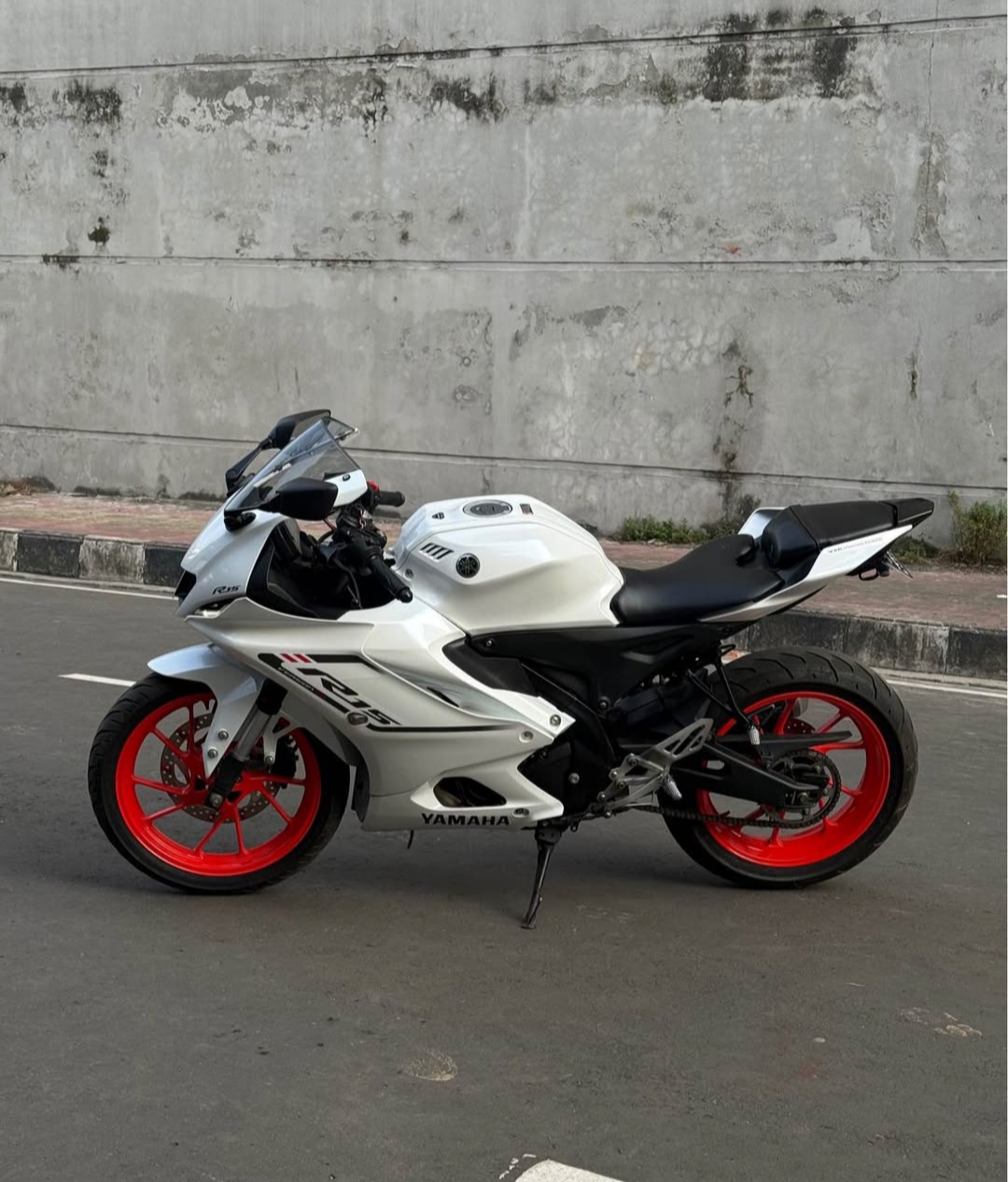 Yamaha R15 v4 intensity white 2026